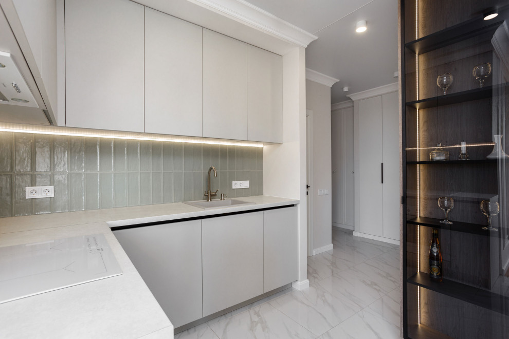 Светлая кухня с отдельным шкафом для холодильника