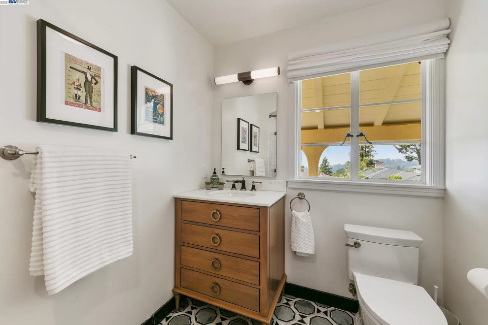 Idéer för att renovera ett mellanstort vintage vit vitt en-suite badrum, med luckor med infälld panel, gröna skåp, en dusch i en alkov, vit kakel, marmorkakel, vita väggar, marmorgolv, ett undermonterad handfat, bänkskiva i kvarts och vitt golv