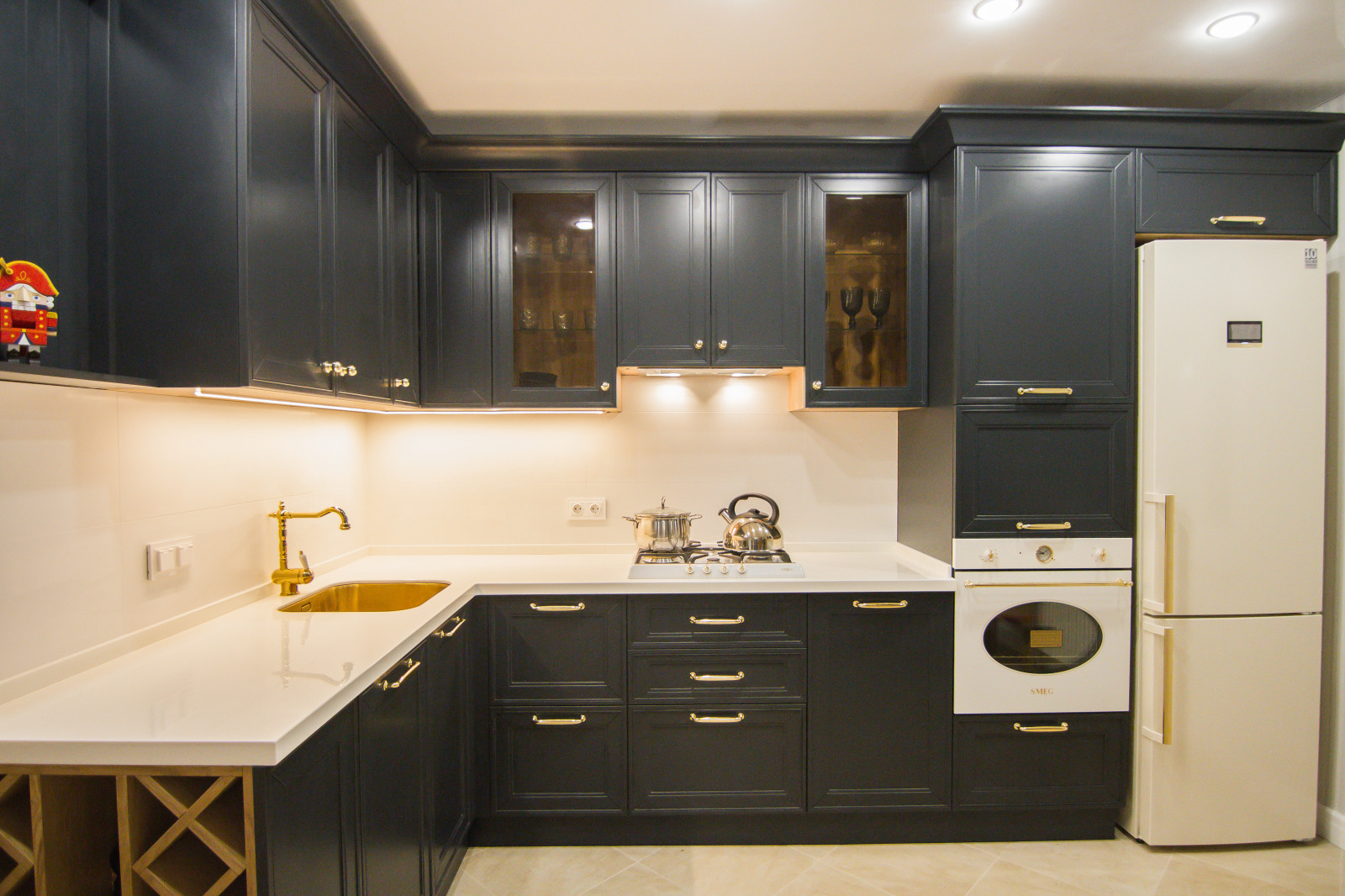 Черная кухня в стиле неоклассика