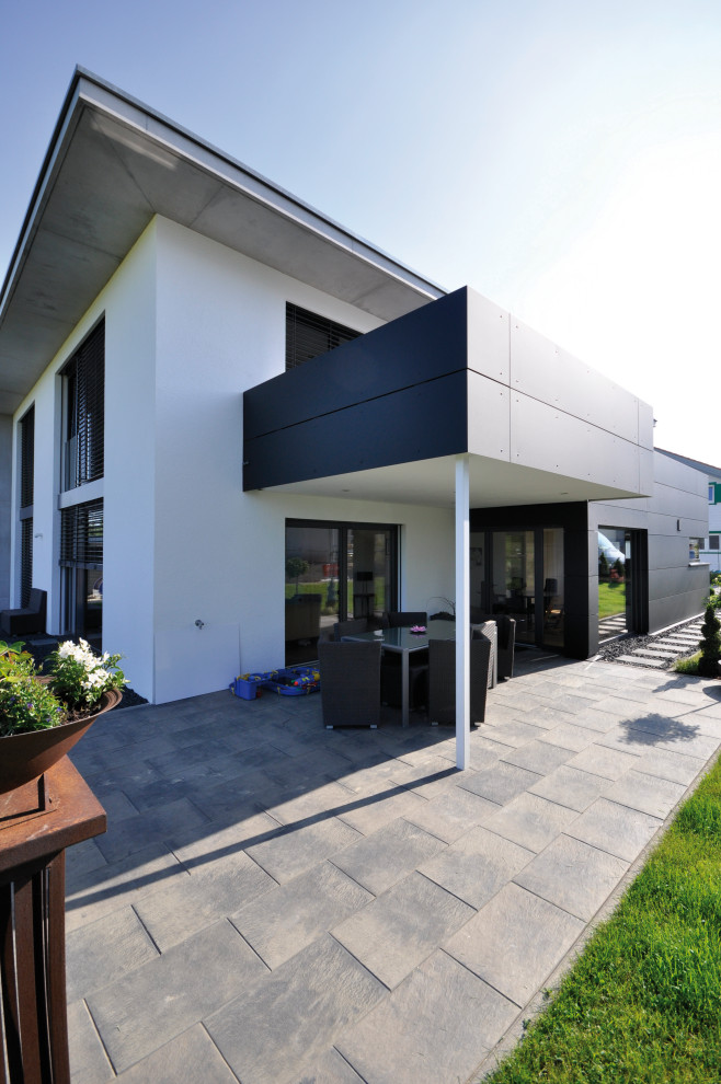 Zweistöckiges Modernes Haus mit Faserzement-Fassade, schwarzer Fassadenfarbe und Flachdach in Stuttgart