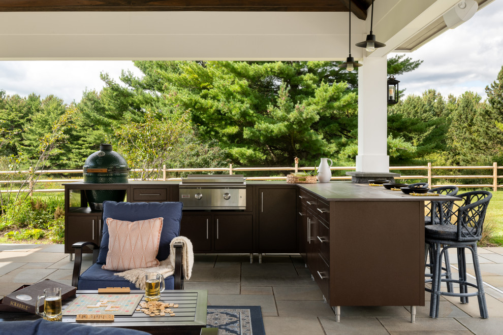 Ejemplo de patio tradicional renovado grande en patio trasero con adoquines de piedra natural y cenador
