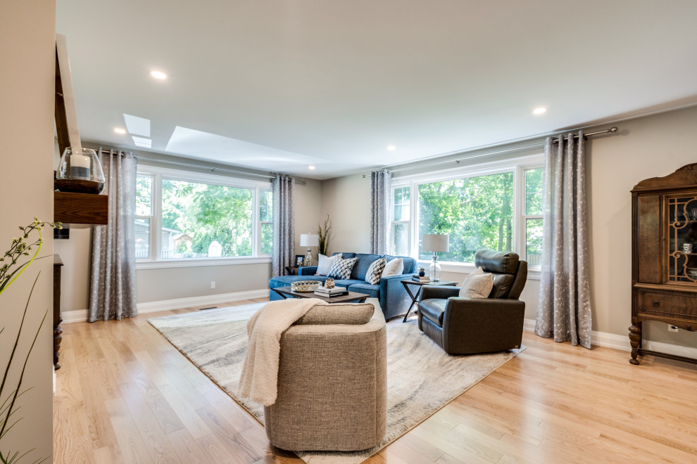 Example of a transitional home design design in Toronto