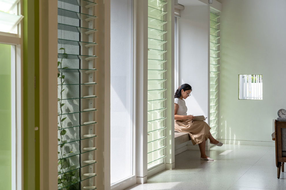 Idées déco pour un couloir asiatique de taille moyenne avec un mur blanc, tomettes au sol, un sol blanc, un plafond en lambris de bois et un mur en parement de brique.