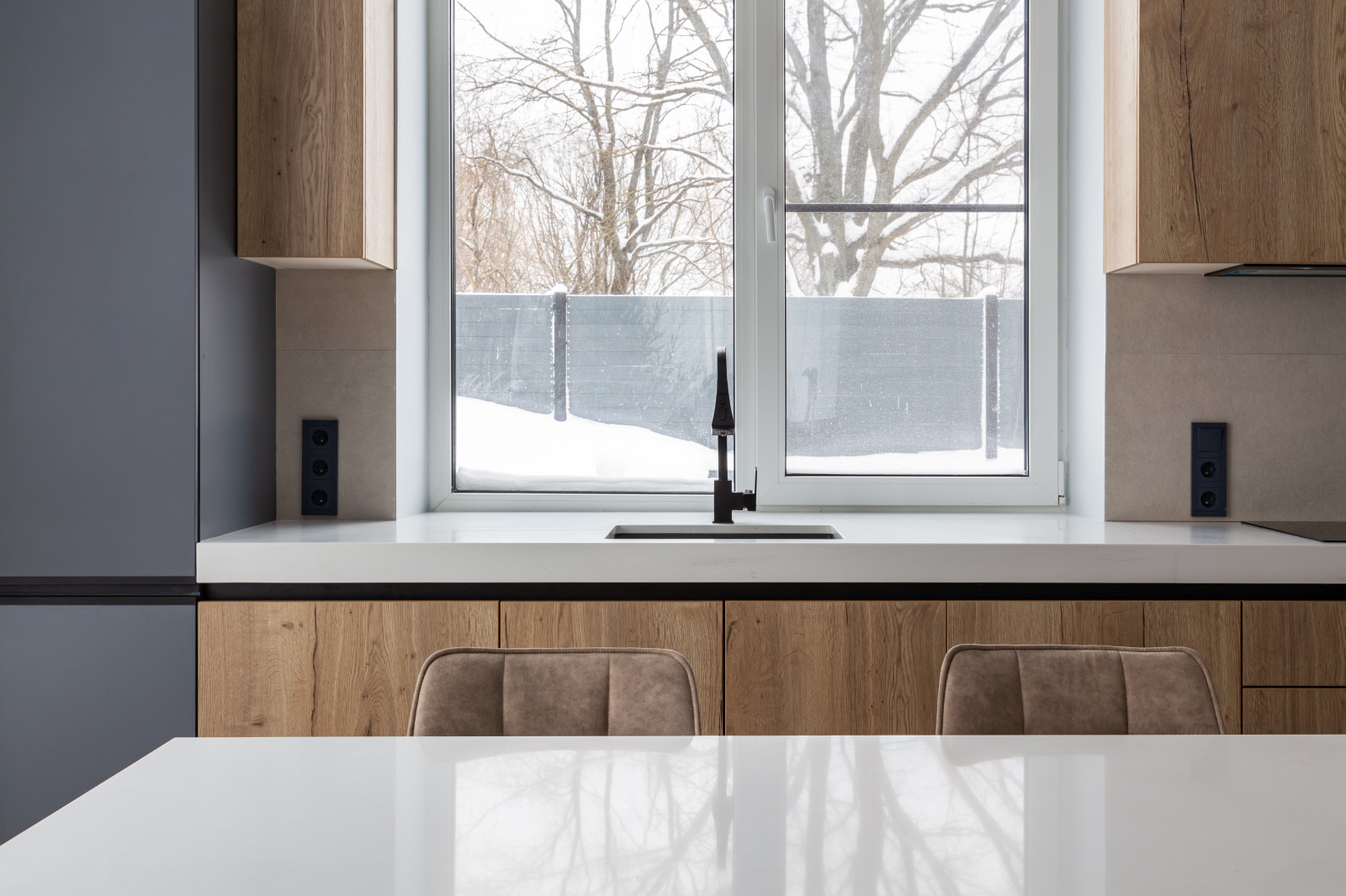 Современная кухня в загородный дом