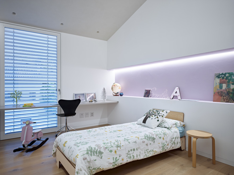 Ejemplo de dormitorio infantil escandinavo con paredes blancas, suelo de madera en tonos medios y suelo beige