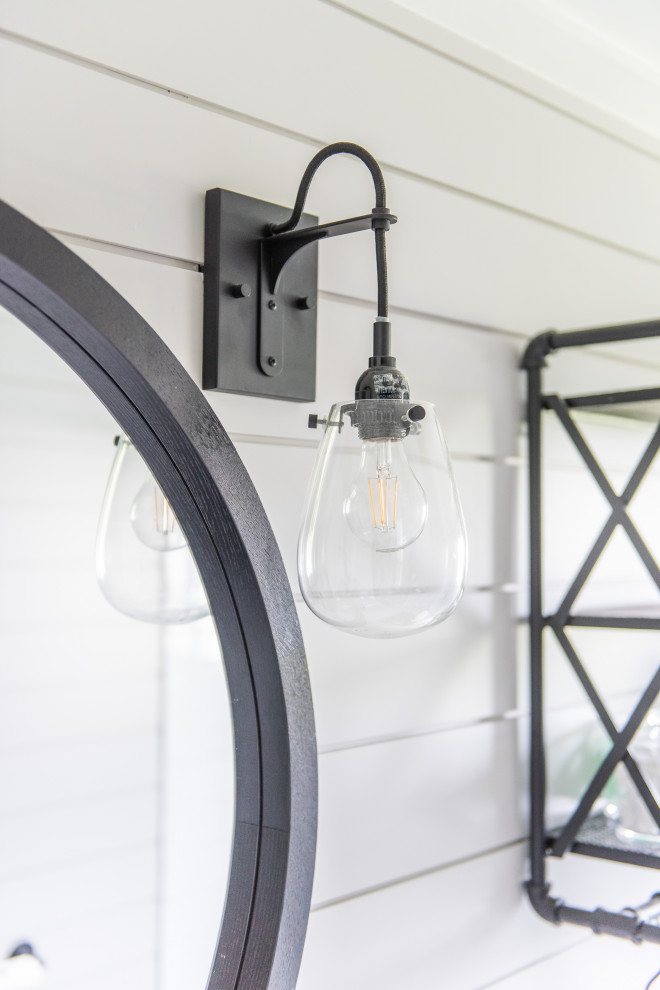 Transitional home design photo in Toronto