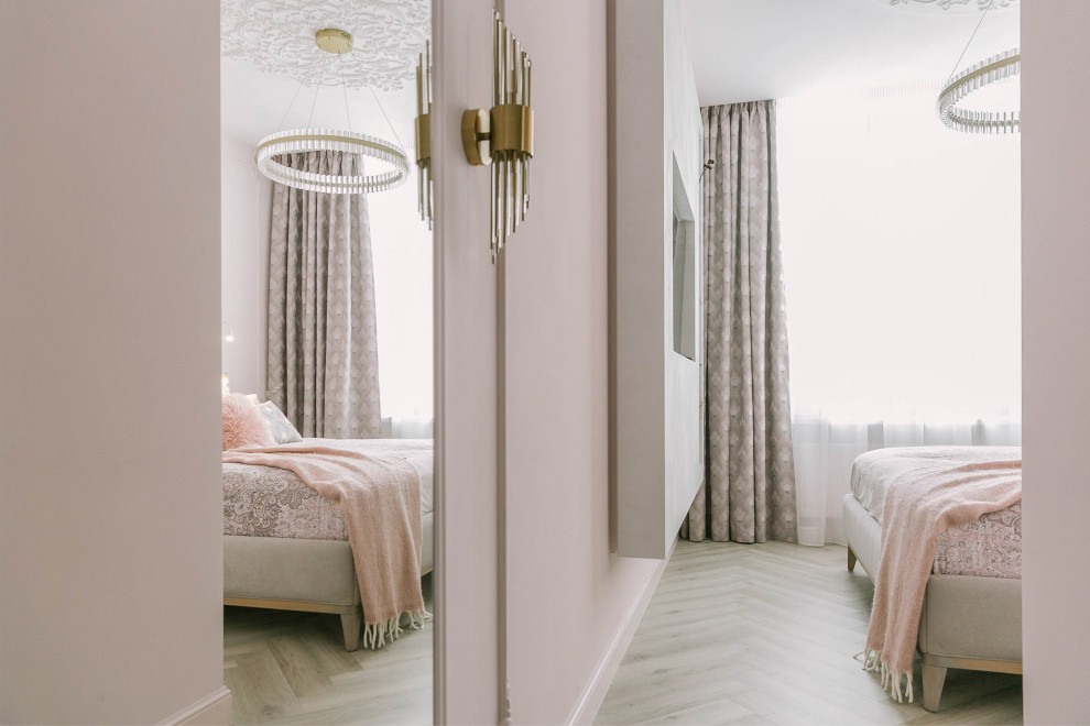 На фото: хозяйская спальня среднего размера в стиле неоклассика (современная классика) с розовыми стенами, полом из ламината, бежевым полом и обоями на стенах без камина с