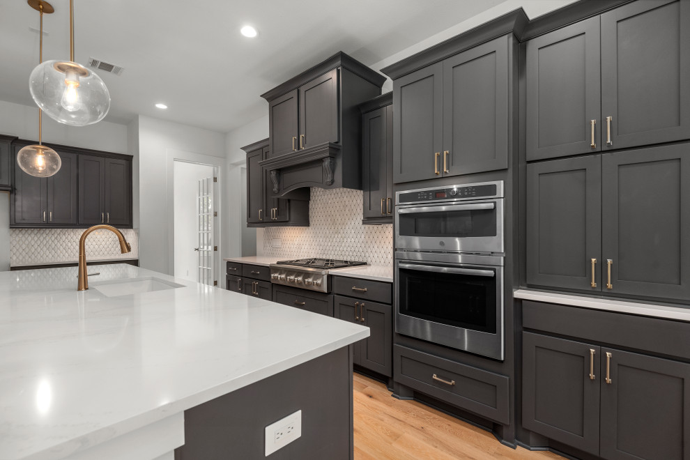 Kitchen - kitchen idea in Houston