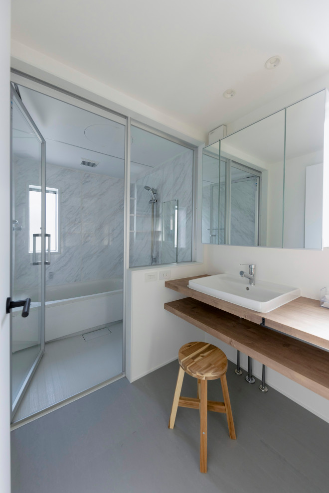 Inspiration pour un WC et toilettes nordique de taille moyenne avec un mur blanc, sol en béton ciré, un sol gris, un plafond voûté et du papier peint.