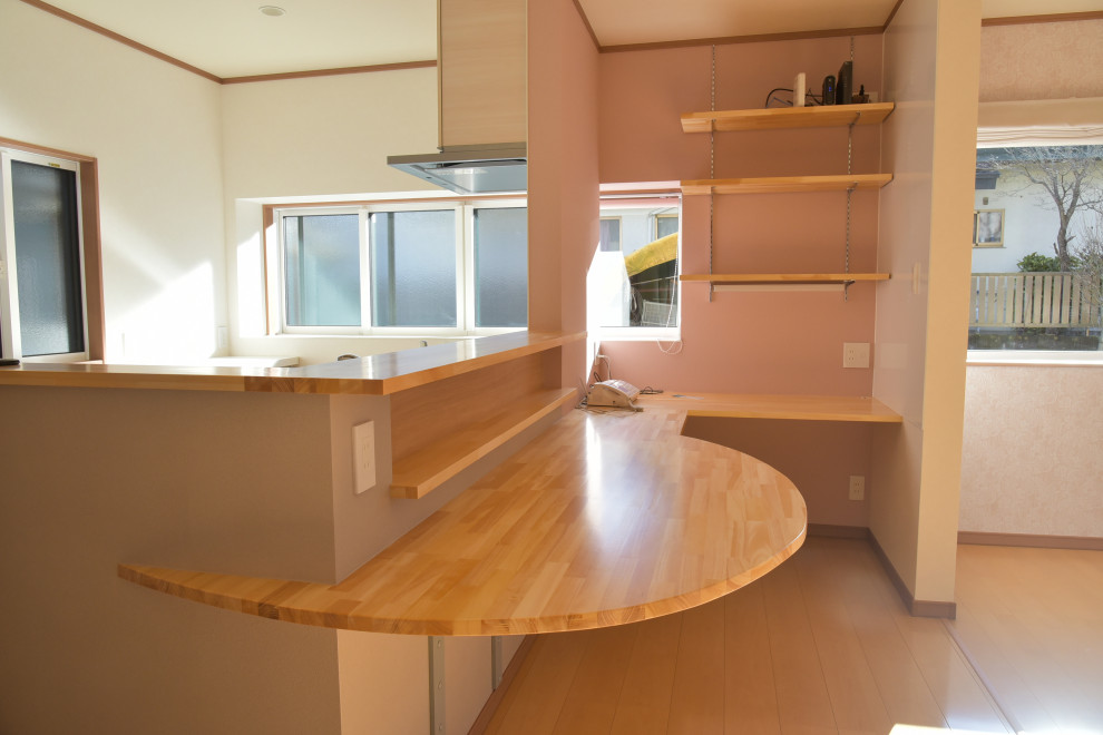 Пример оригинального дизайна: маленькая кухня-столовая в классическом стиле с розовыми стенами, полом из фанеры, бежевым полом, потолком с обоями и обоями на стенах для на участке и в саду