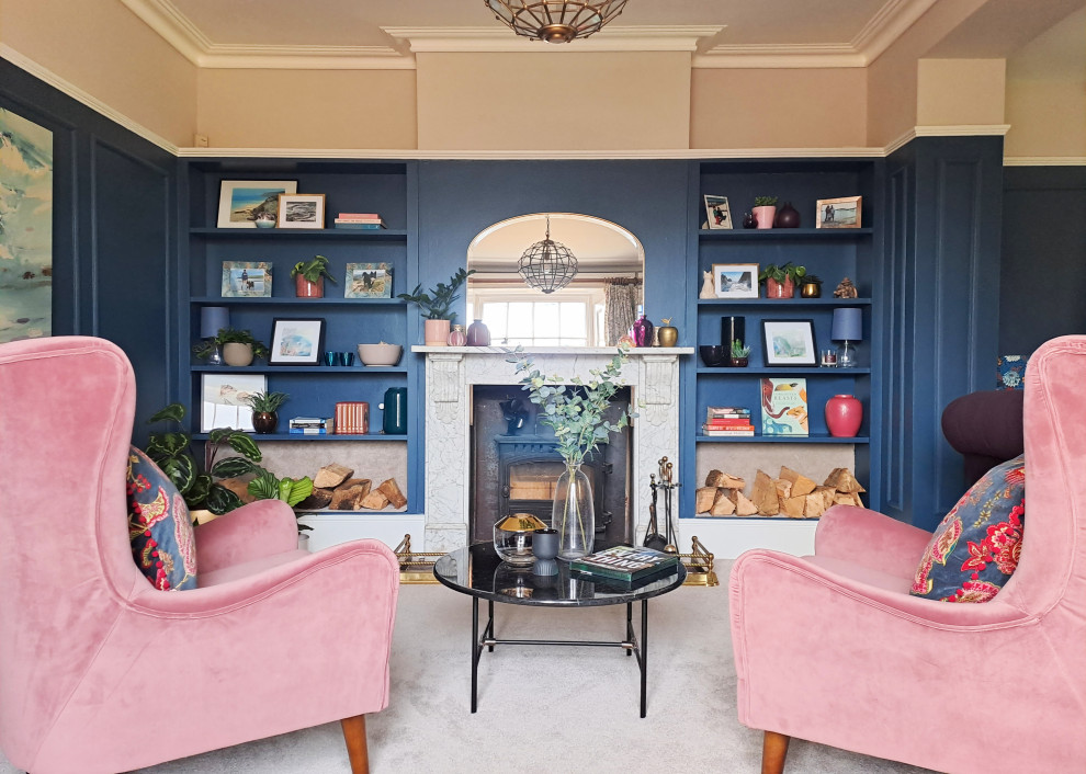 Idéer för stora vintage separata vardagsrum, med ett finrum, blå väggar, heltäckningsmatta, en öppen vedspis, en spiselkrans i sten, en fristående TV och grått golv