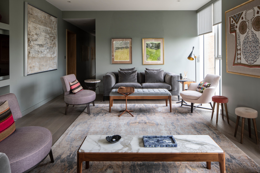 Cette image montre un salon design avec un mur gris, parquet foncé et un sol marron.
