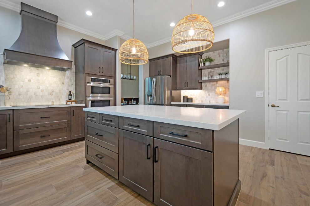 Eat-in kitchen - large porcelain tile and brown floor eat-in kitchen idea in Phoenix with an undermount sink, shaker cabinets, quartz countertops, multicolored backsplash, marble backsplash, stainless steel appliances, an island and white countertops