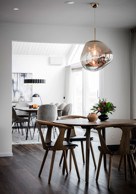 Fr&aring;n 90tals nostalgi till modern toppvilla scandinavian-dining-room