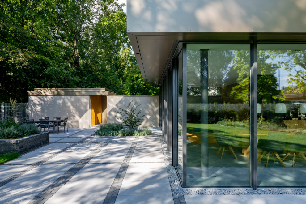 Garten im Innenhof im Sommer, im Innenhof mit Betonboden in Munich