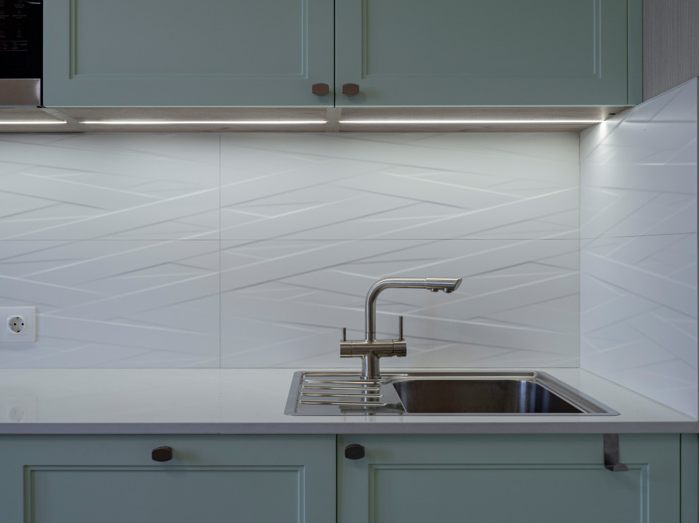 Нежная светло-мятная кухня в стиле неоклассика