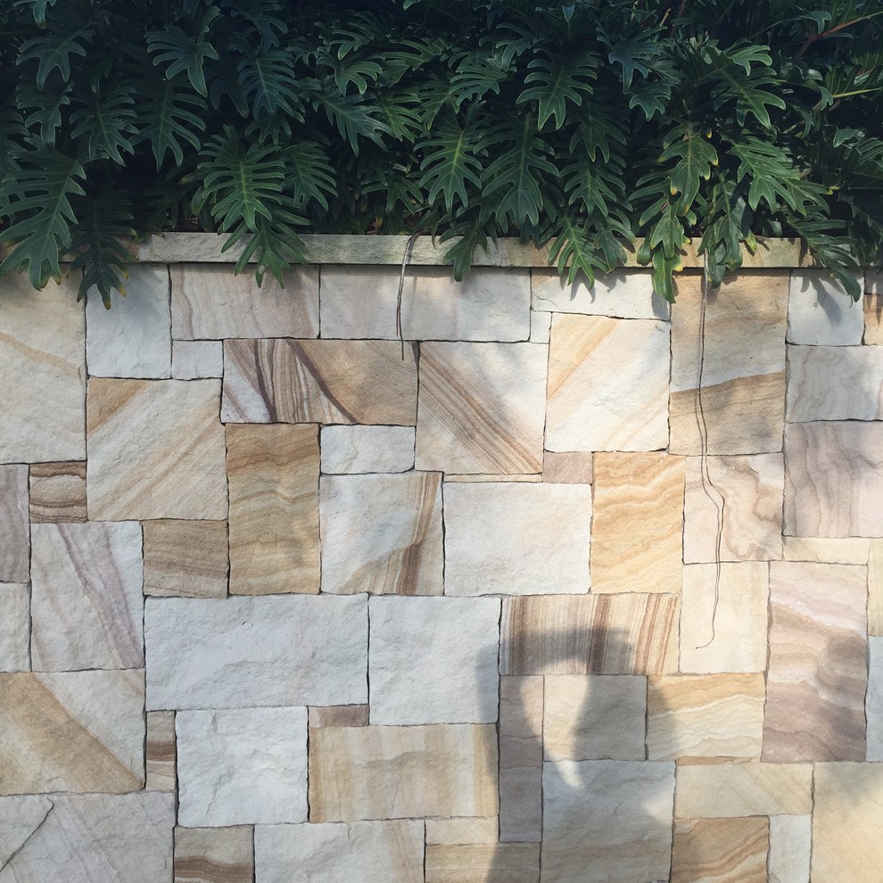Geometrischer, Großer, Halbschattiger Klassischer Garten mit Natursteinplatten in Brisbane