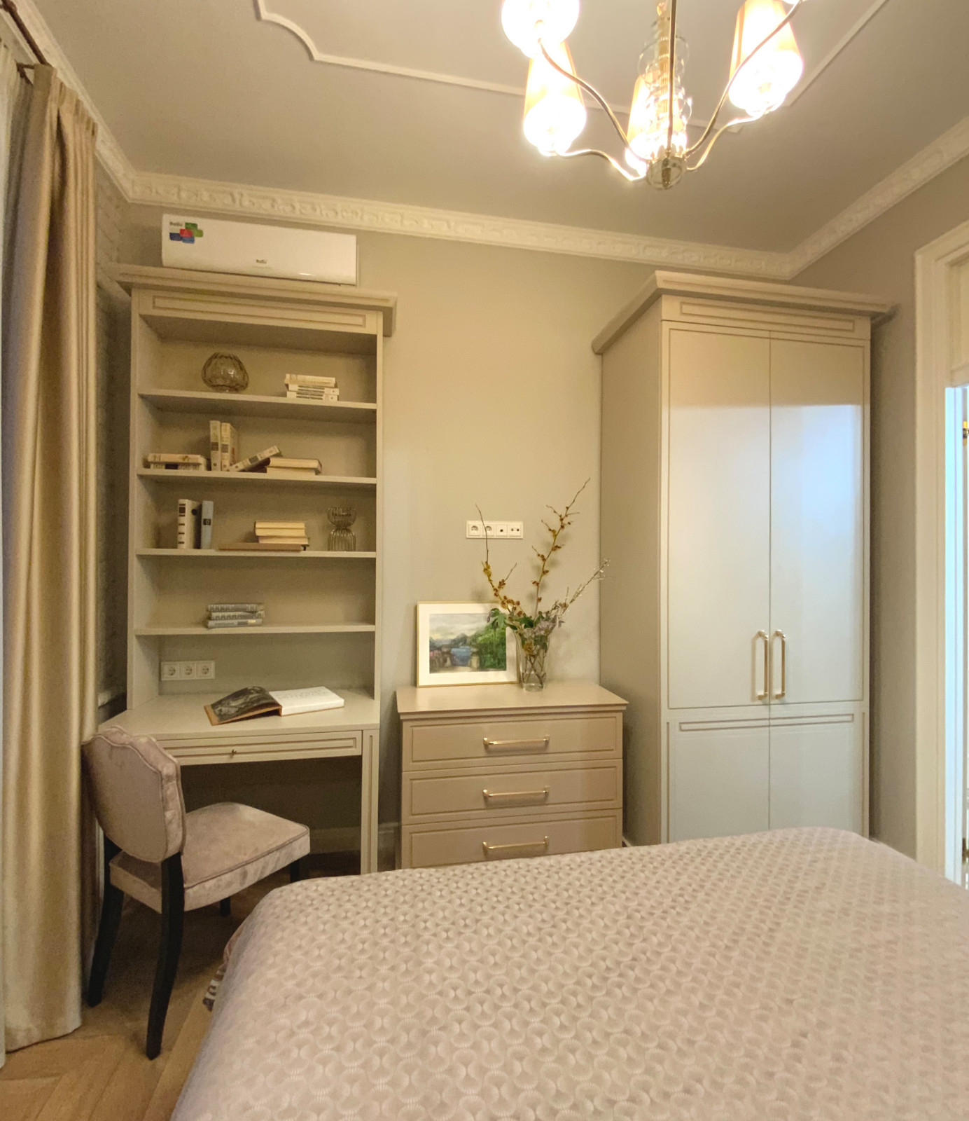 Фото серой спальни в классическом стиле