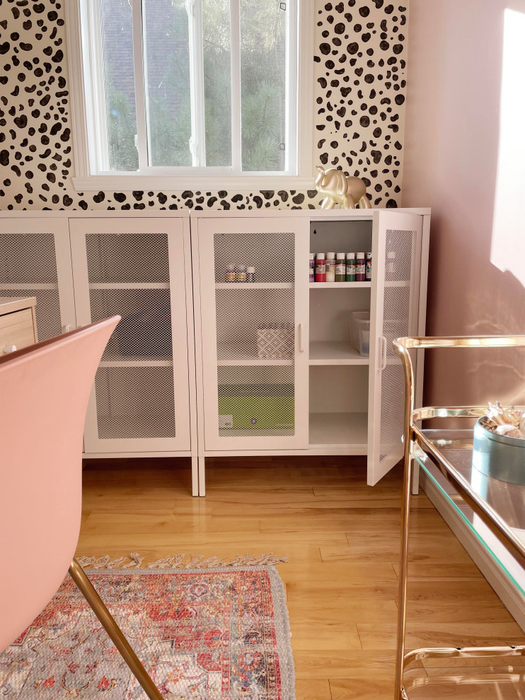 Inspiration för ett litet eklektiskt hobbyrum, med rosa väggar och mellanmörkt trägolv