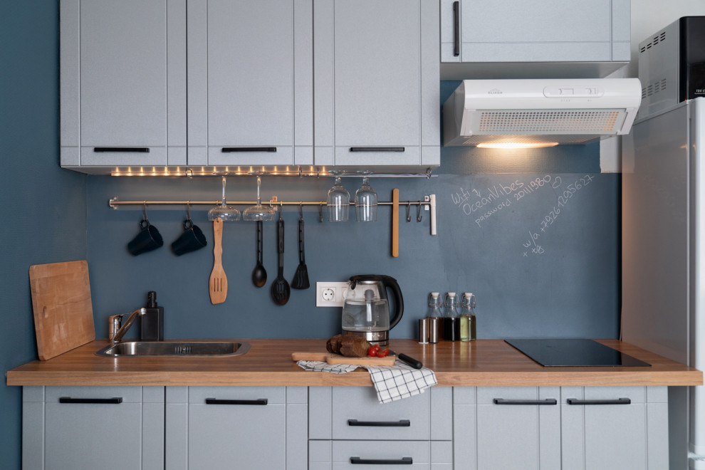 Ispirazione per una piccola cucina lineare stile marinaro con ante grigie e paraspruzzi blu