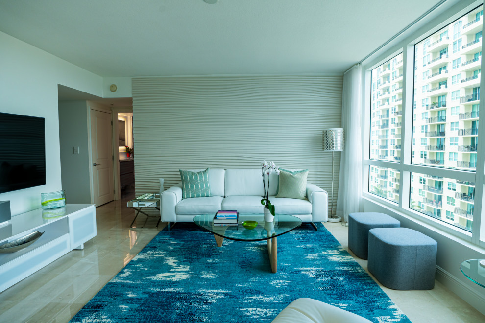 Inspiration pour une salle de séjour minimaliste de taille moyenne et ouverte avec un mur blanc, un sol en marbre, un téléviseur indépendant et un sol beige.