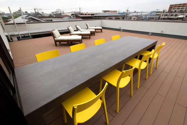 進和テック様　西川口寮 moderno-terraza-y-balcon