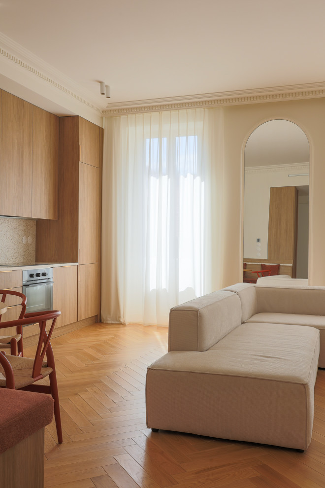 На фото: парадная, открытая гостиная комната среднего размера в стиле неоклассика (современная классика) с белыми стенами, светлым паркетным полом, телевизором на стене и коричневым полом без камина