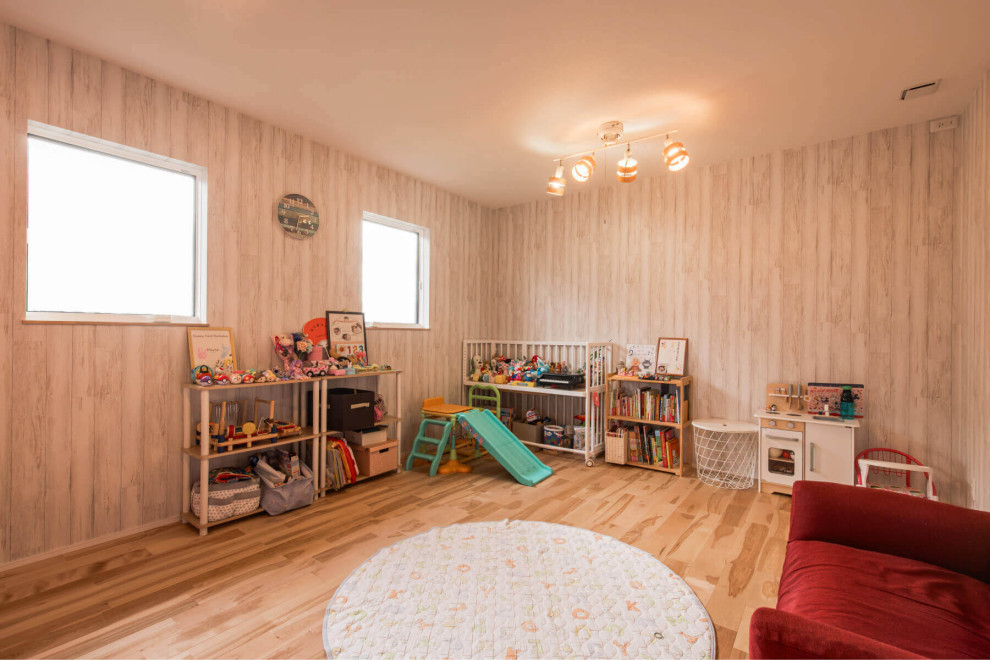 Ejemplo de dormitorio infantil de 4 a 10 años y blanco mediterráneo con paredes beige, suelo de madera en tonos medios, suelo beige, papel pintado y papel pintado