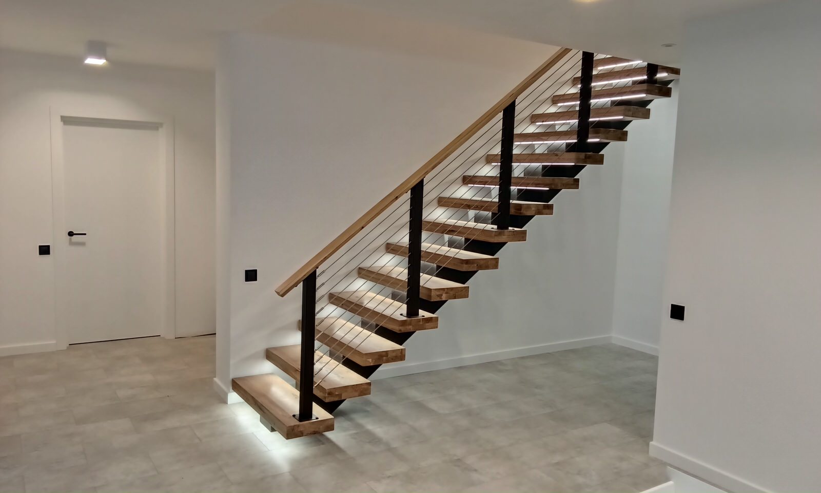 Лестница в стиле LOFT центральной балке