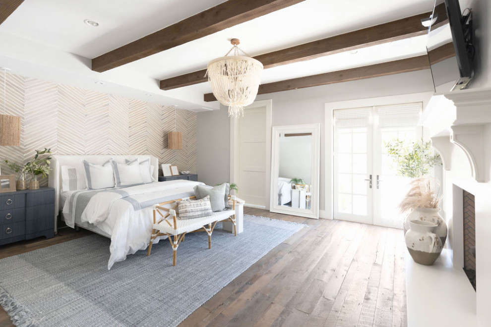 Großes Maritimes Schlafzimmer mit weißer Wandfarbe, dunklem Holzboden, Kamin, Kaminumrandung aus Beton, braunem Boden, freigelegten Dachbalken und Tapetenwänden in Phoenix