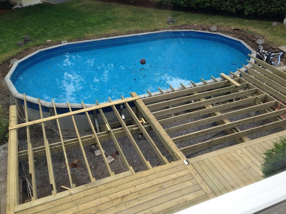 На фото: большой бассейн на заднем дворе в стиле кантри