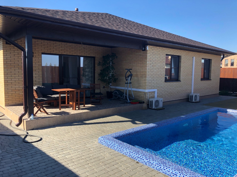 Одноэтажный дом с автонавесом и бассейном у террасы