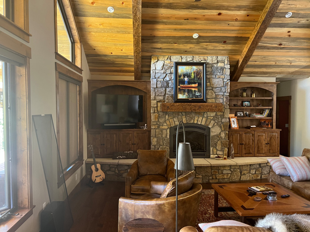 Example of a mountain style home design design in Denver