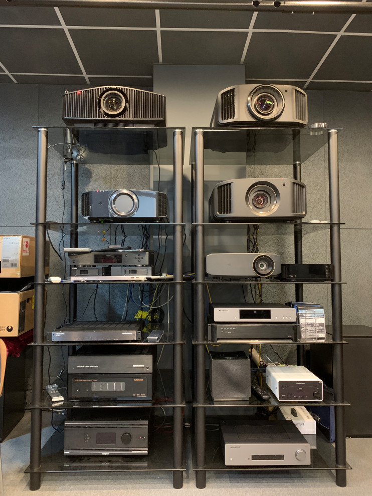 Шоу-рум домашних кинотеатров.