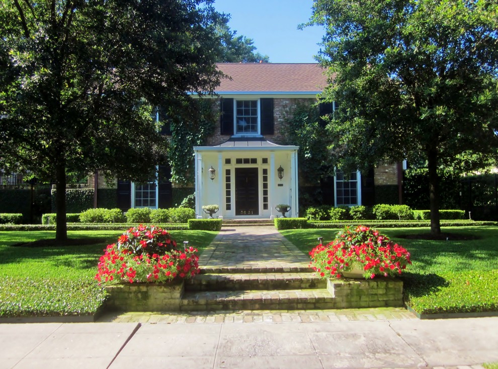 Elegant home design photo in Houston