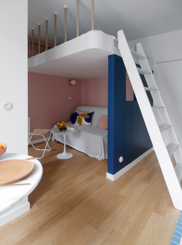Exemple d'un petit salon moderne ouvert avec un mur rose, parquet clair et un sol beige.