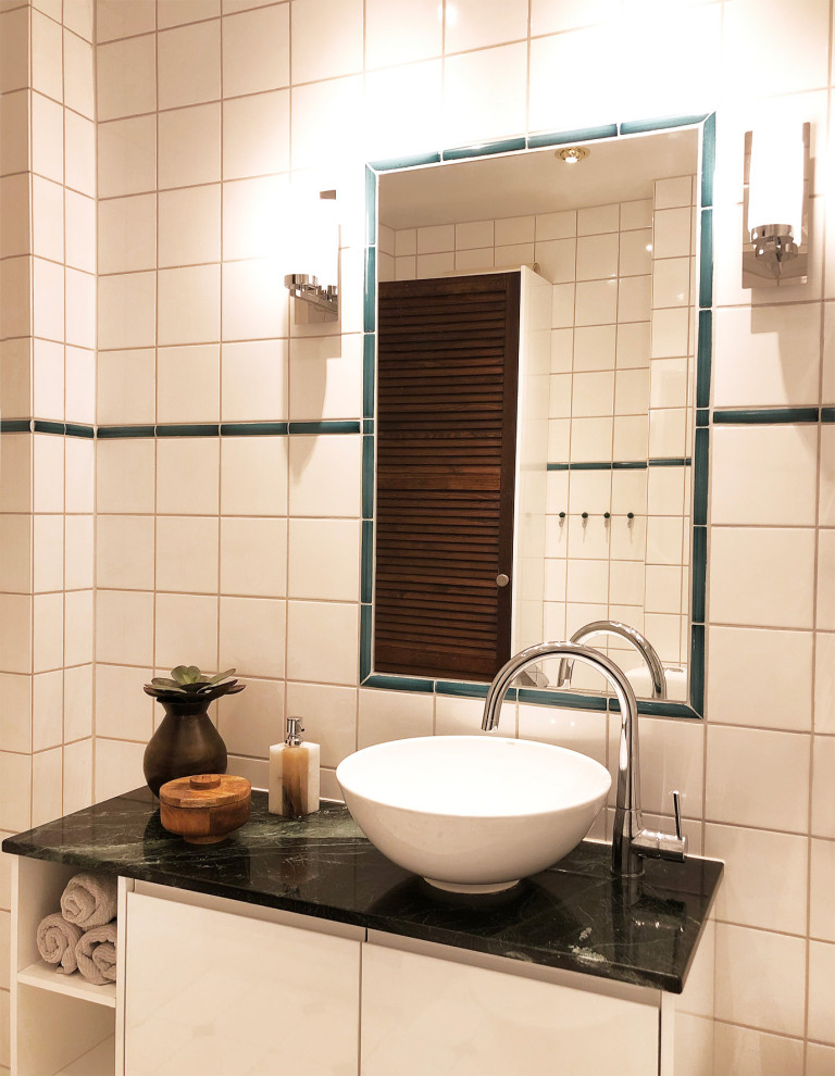 Kleines Modernes Duschbad mit weißen Schränken, weißen Fliesen, Granit-Waschbecken/Waschtisch, grüner Waschtischplatte und schwebendem Waschtisch in Stockholm