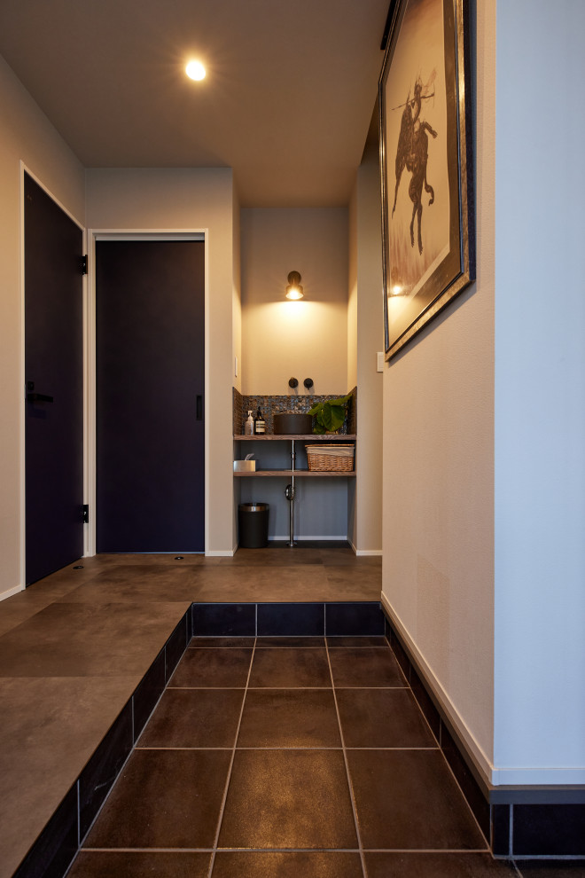 Idée de décoration pour une entrée minimaliste de taille moyenne avec un couloir, un mur blanc, un sol en carrelage de céramique, une porte simple, une porte marron, un sol noir, un plafond en papier peint et du papier peint.