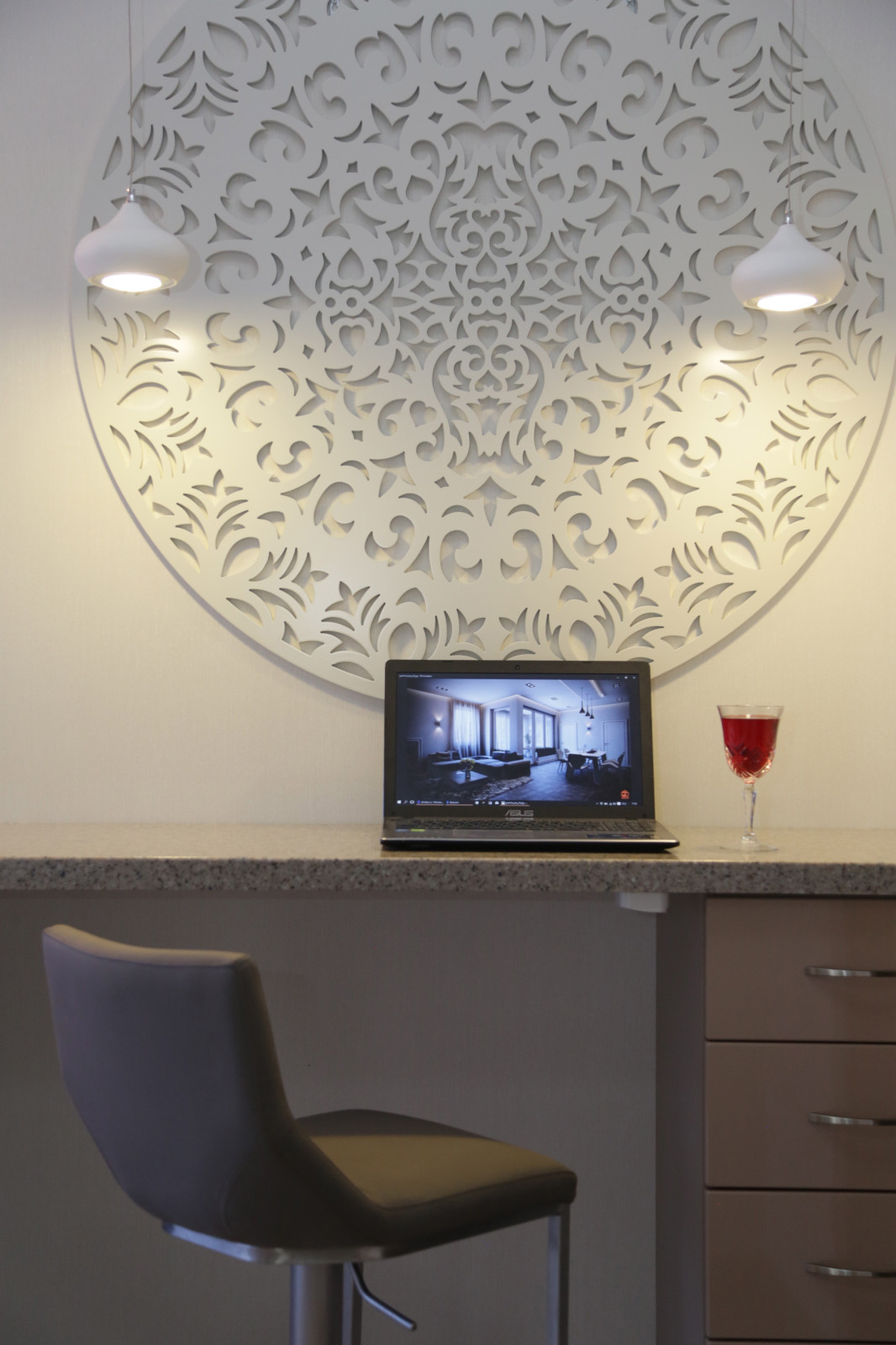 Пудровые оттенки и элегантная геометрия.