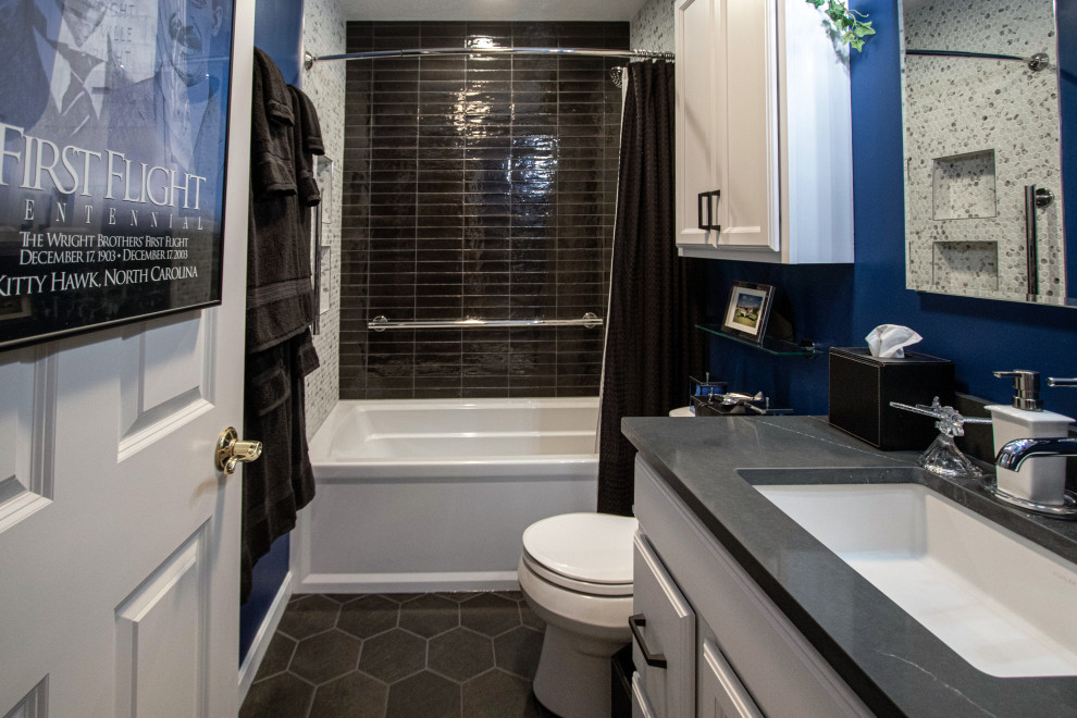 На фото: маленькая ванная комната в стиле неоклассика (современная классика) с плоскими фасадами, белыми фасадами, ванной в нише, раздельным унитазом, черной плиткой, керамической плиткой, синими стенами, полом из керамической плитки, душевой кабиной, врезной раковиной, столешницей из искусственного кварца, серым полом, черной столешницей, тумбой под одну раковину и встроенной тумбой для на участке и в саду с