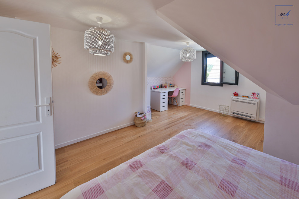 Inspiration for a large kids' room for girls in Paris with pink walls, brown floor and wallpaper.