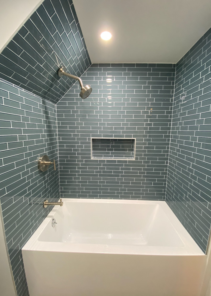 Идея дизайна: главная ванная комната среднего размера в стиле модернизм с бежевыми фасадами, душем, синей плиткой, стеклянной плиткой, серыми стенами, накладной раковиной, мраморной столешницей, открытым душем, нишей и встроенной тумбой