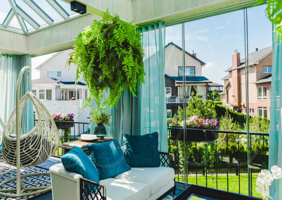 Стеклянная веранда с теплым поворотно-сдвижным и холодным безрамным остеклением