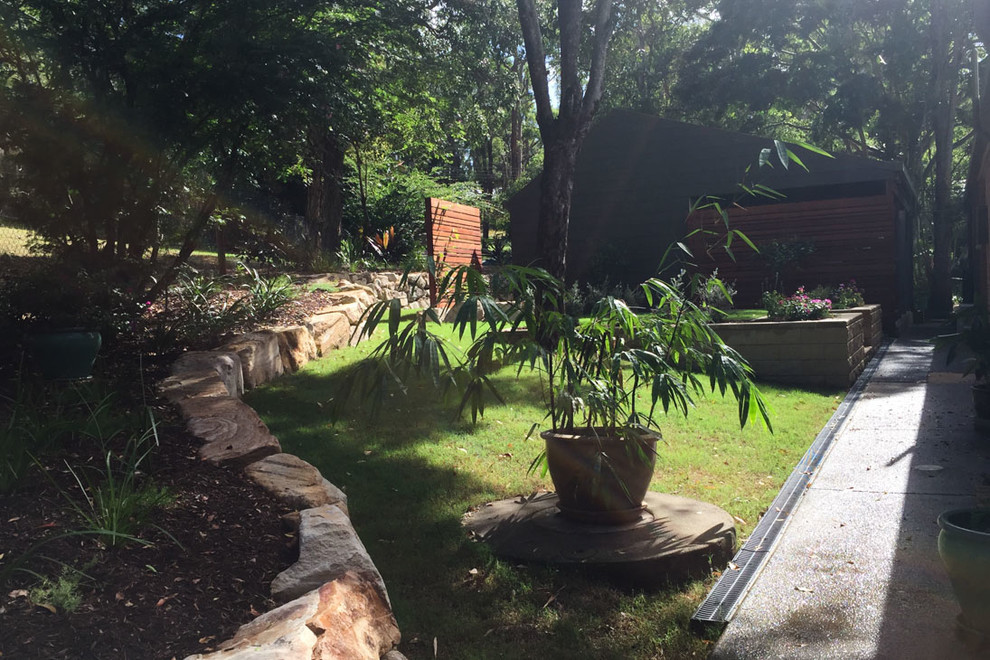 This is an example of a huge partial sun backyard mulch landscaping in Gold Coast - Tweed.