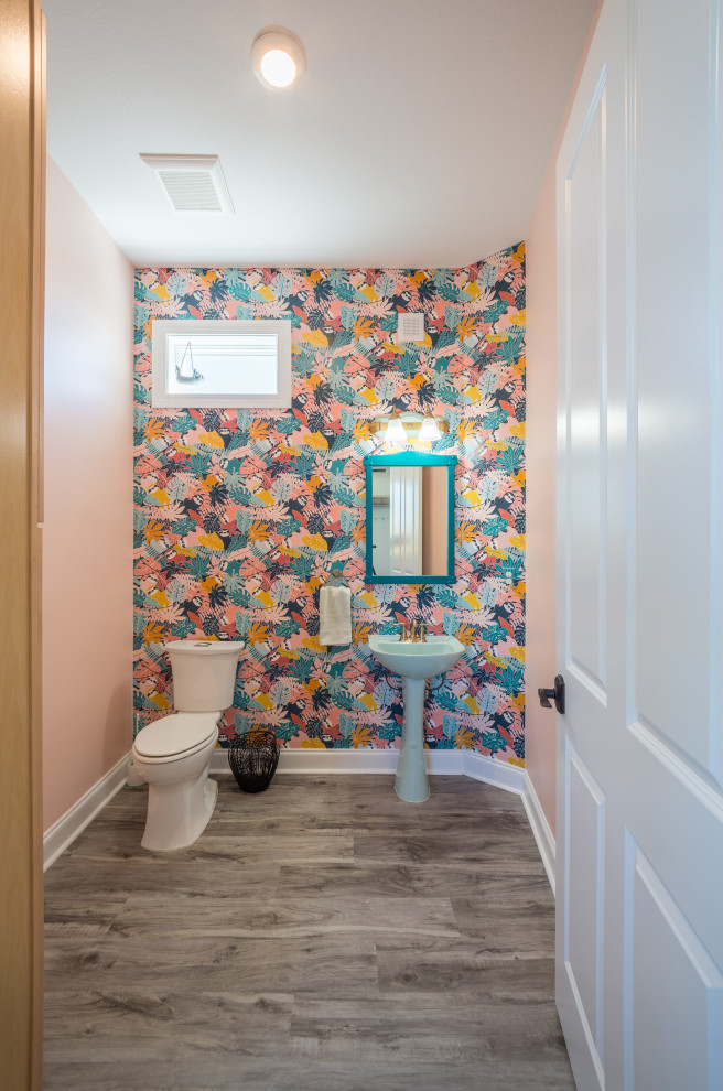 На фото: туалет среднего размера в классическом стиле с унитазом-моноблоком, разноцветными стенами, полом из винила, раковиной с пьедесталом, серым полом и обоями на стенах