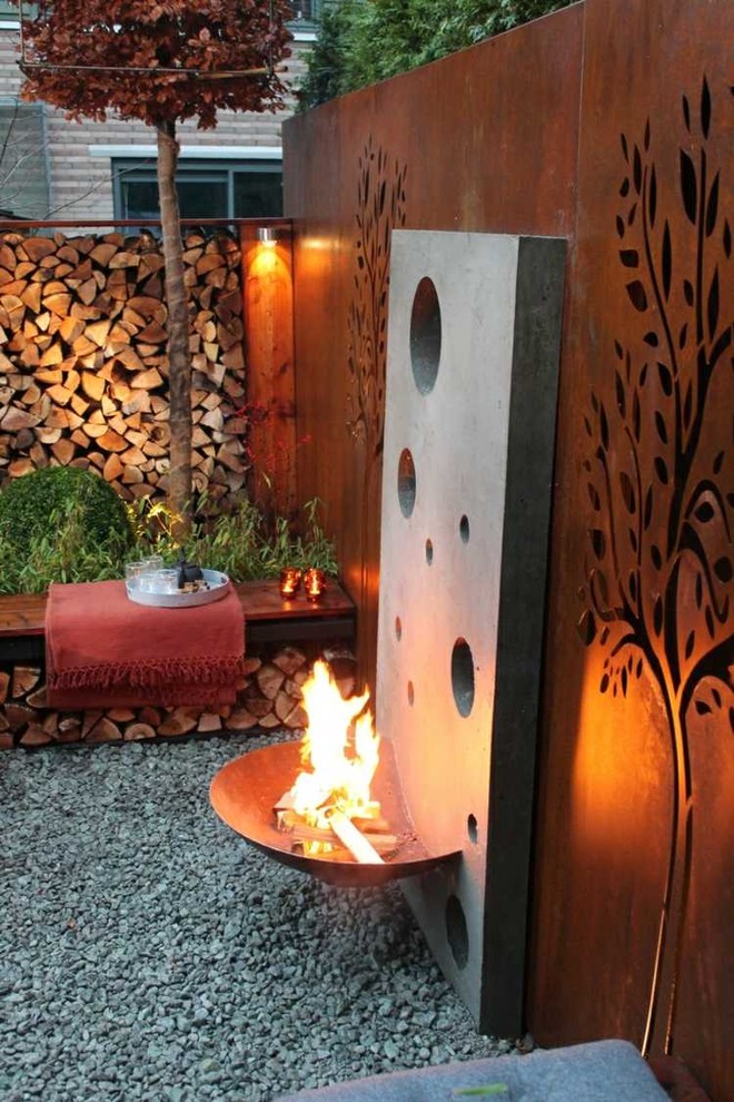 Geometrische, Kleine, Halbschattige Moderne Pflanzenwand im Sommer, neben dem Haus mit Natursteinplatten in Frankfurt am Main