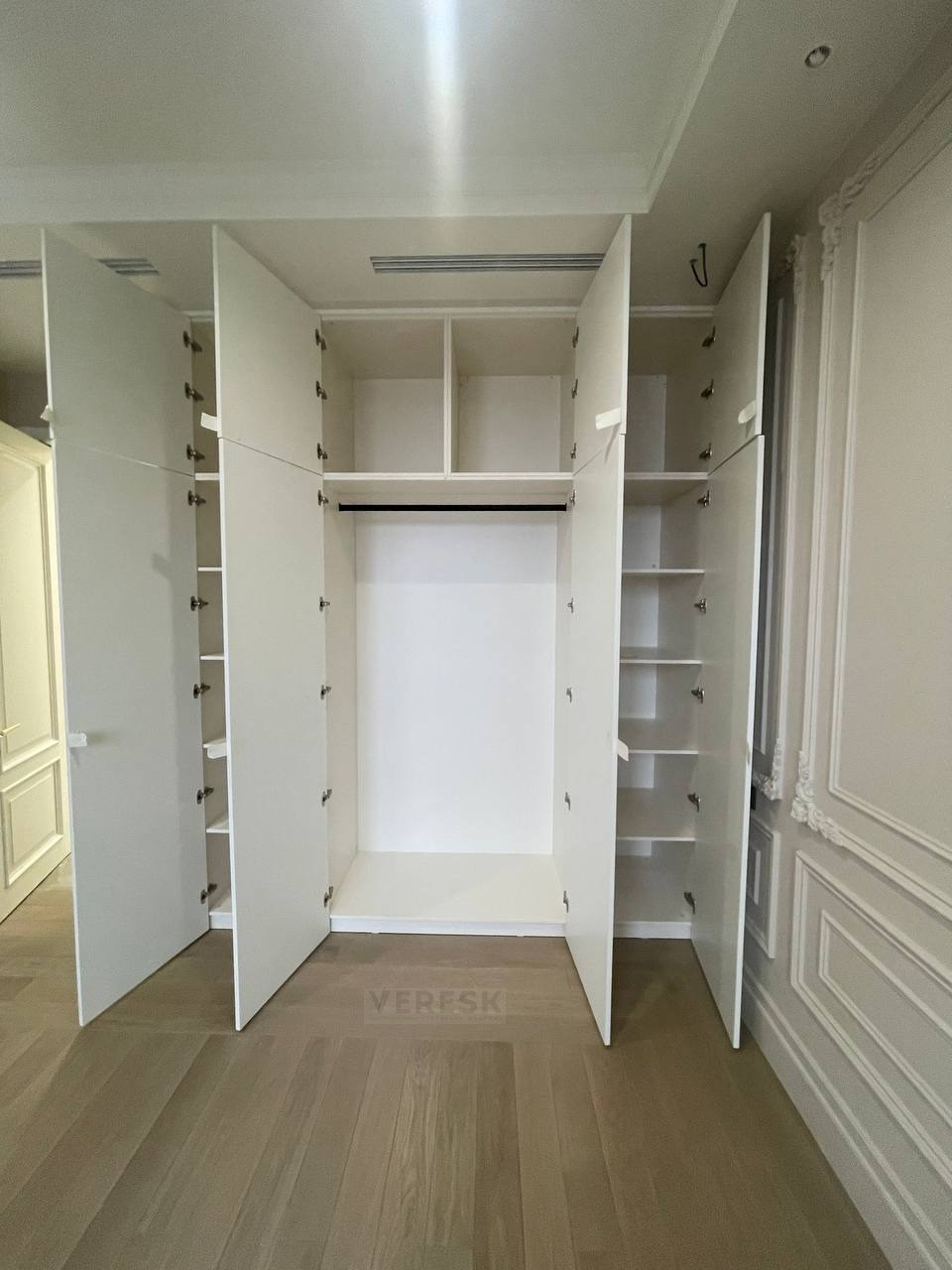 Встроенные распашные шкафы