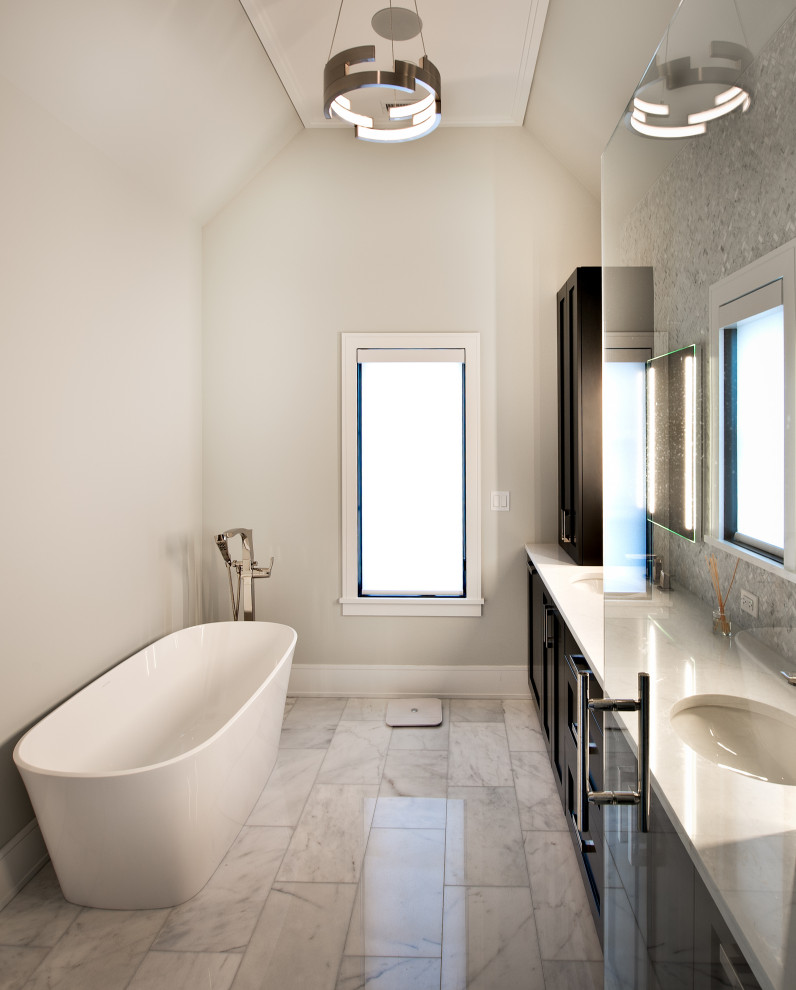 Exempel på ett mellanstort modernt vit vitt badrum för barn, med släta luckor, svarta skåp, ett hörnbadkar, en dusch/badkar-kombination, en toalettstol med separat cisternkåpa, vita väggar, klinkergolv i porslin, ett integrerad handfat, bänkskiva i kvarts, blått golv och med dusch som är öppen