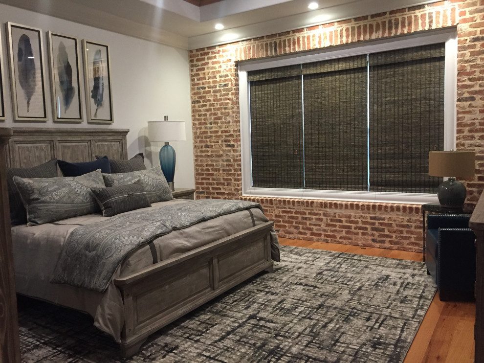 Стильный дизайн: хозяйская спальня среднего размера в стиле неоклассика (современная классика) с серыми стенами, паркетным полом среднего тона и кирпичными стенами - последний тренд
