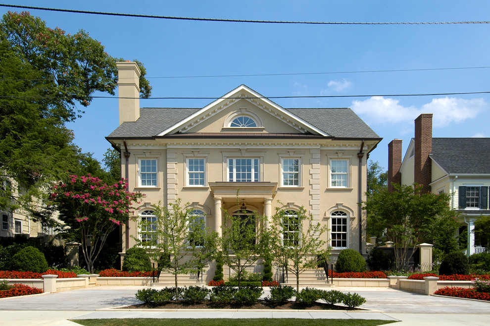 Ispirazione per la facciata di una casa classica a due piani di medie dimensioni con rivestimento in pietra